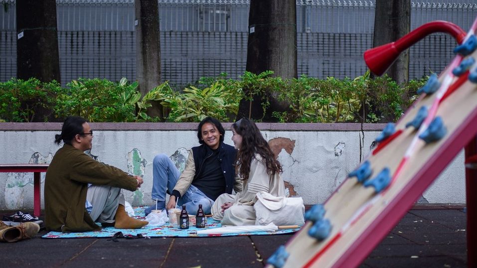Fotky: Hongkong na pikniku. Lidé vytáhli deky, aby se vyhnuli státnímu sledování